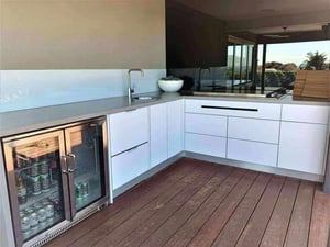 1409-LimeTree Alfresco Beefeater Proline lid with Corian Dove and Matte White Cabinets 311