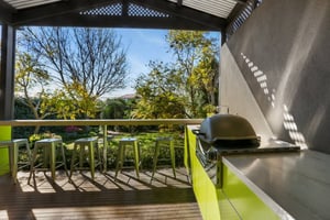 820-LimeTree Alfresco Weber Q3600 Dulux Rainforest Glow Corian Concrete and Clam Shell Alfresco Kitchen 6-1